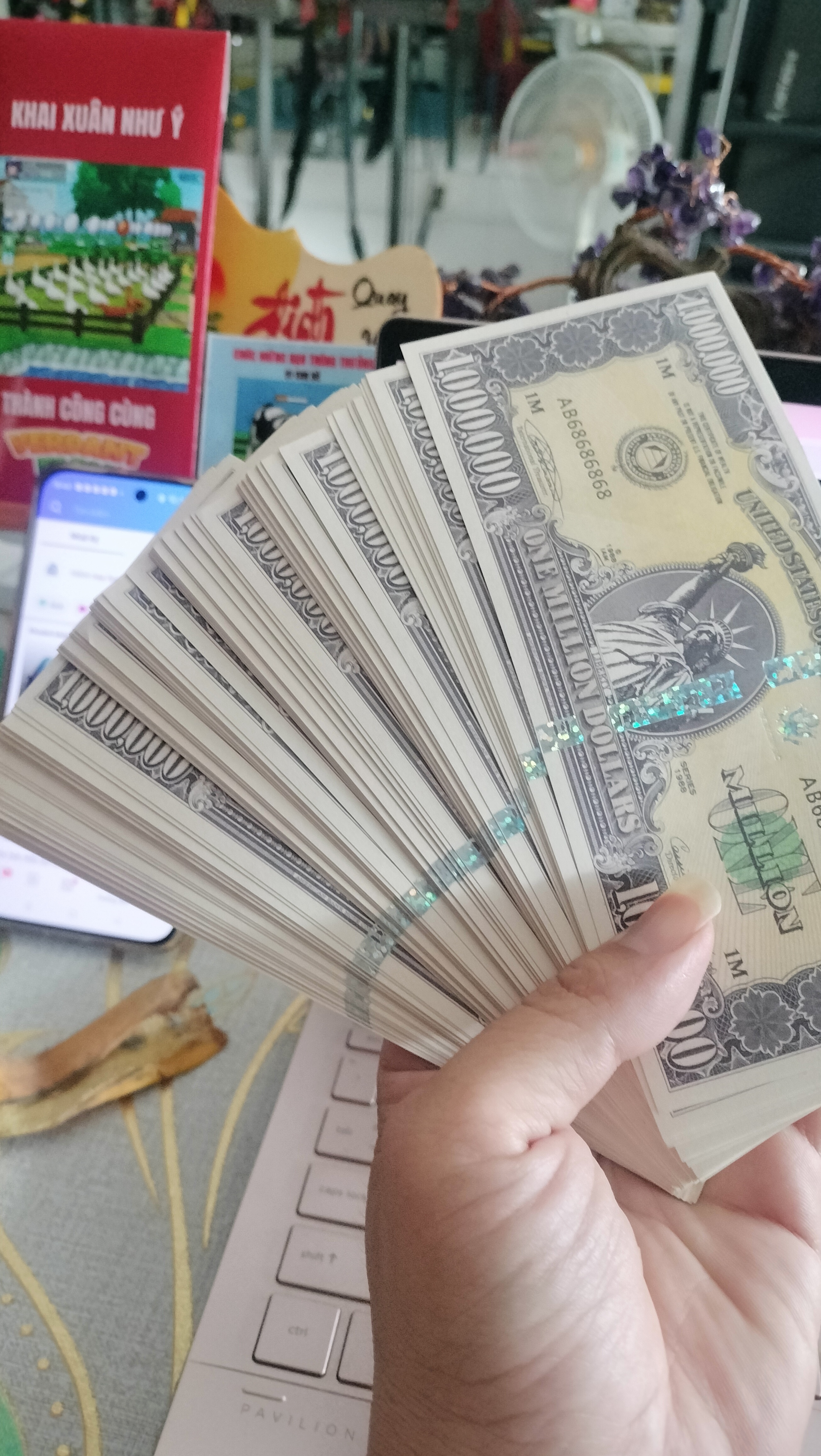 Phát lộc tờ tiền 1 triệu USD