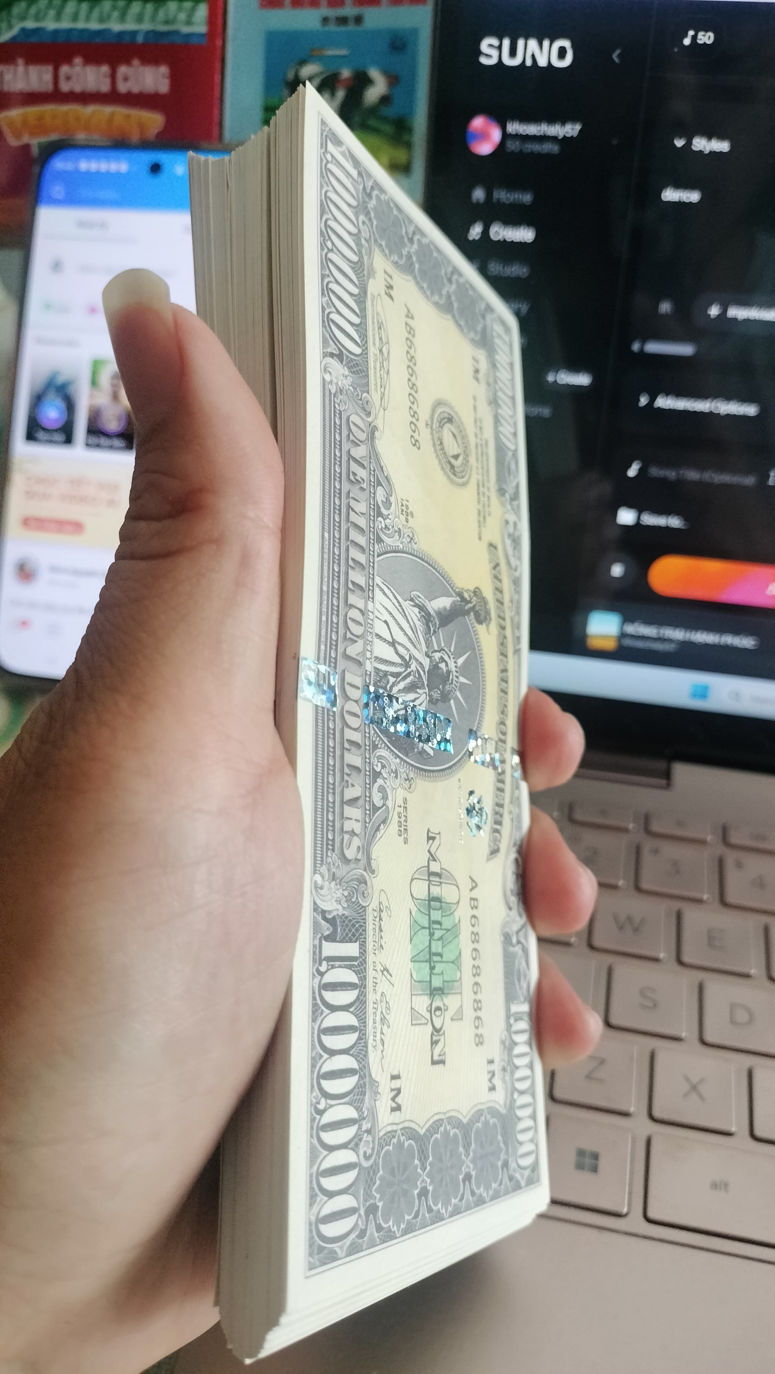 Phát lộc tờ tiền 1 triệu USD ảnh 2